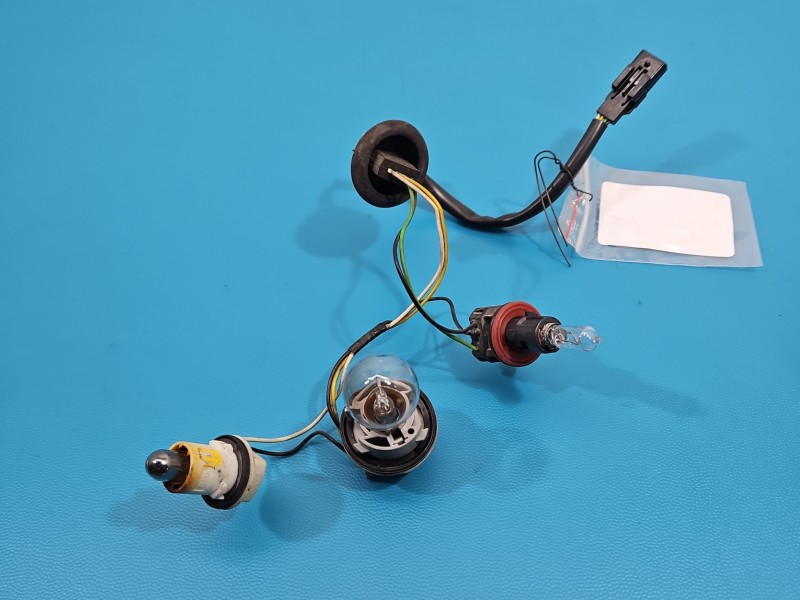 Wiązka instalacja wiązka tył lewa. Przegrzana obudowa żarówki. Brak nr. Renault Megane III