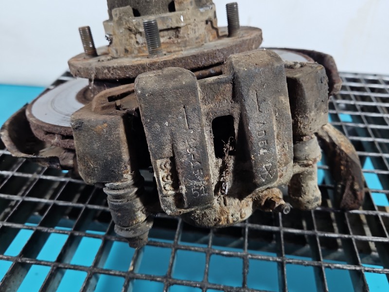 Zacisk przód lewy Daihatsu Feroza 1.6 16V