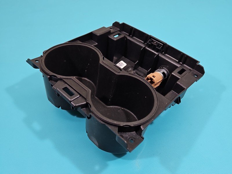 Uchwyt na napoje kubek Tesla Model 3 2017- 1095617-00-C Uchwyt na napoje kubek Tesla Model 3 2017- 1095617-00-C