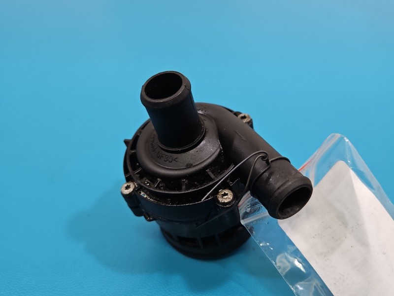 Pompka obiegu wody pompa Mercedes W213 2.0 CDI 0392023000, A2118350364