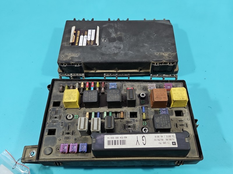 Skrzynka bezpieczników Opel Astra III H 13206751