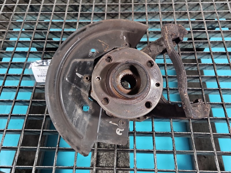 Zwrotnica prawa piasta przód 1.6 16V Dacia Dokker