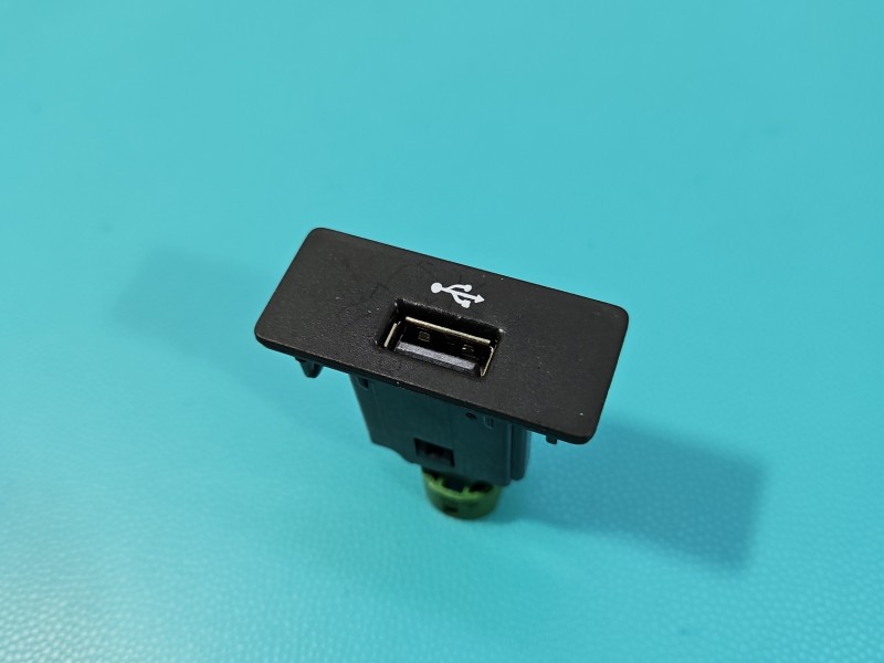 Gniazdo USB Skoda Superb III 3V0035727