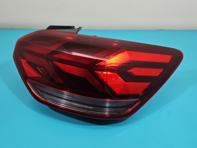 Lampa tył prawa Producent części: Dacia, Z LISTWĄ ŻARÓWKOWĄ Dacia Sandero III 20- HB EUROPA