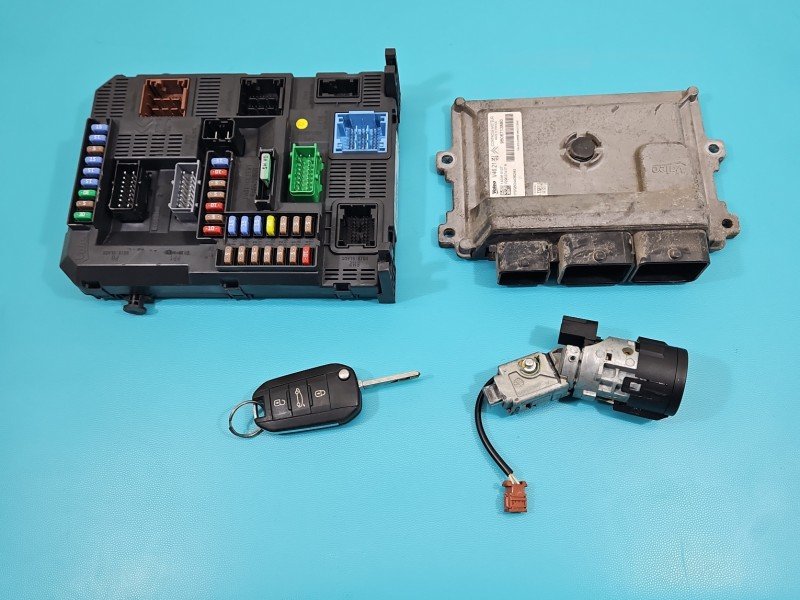 Komputer Sterownik silnika 9806713880 Peugeot 301 1.6 16v