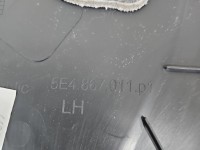 Tapicerka drzwi przód lewa boczek Skoda Octavia IV 5E4867013A