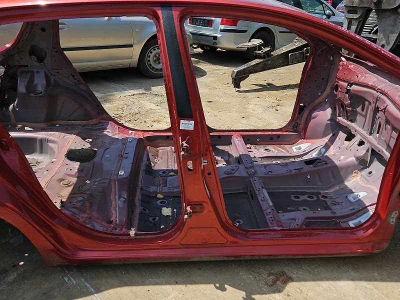 Próg prawy SŁUPEK ŚRODKOWY B Toyota Yaris III HB 5d bordowy 3N8 Próg prawy SŁUPEK ŚRODKOWY B Toyota Yaris III HB 5d bordowy 3N8