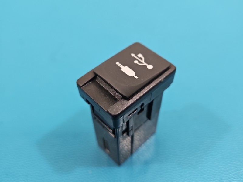 Gniazdo USB Toyota Corolla E16 E18 13- 86190-0D030