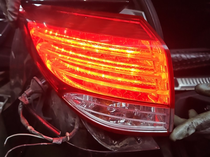 Lampa tył lewa Hyundai, zewnętrzna w błotnik, Uszkodzone wymienne mocowanie Hyundai I40 kombi EUROPA