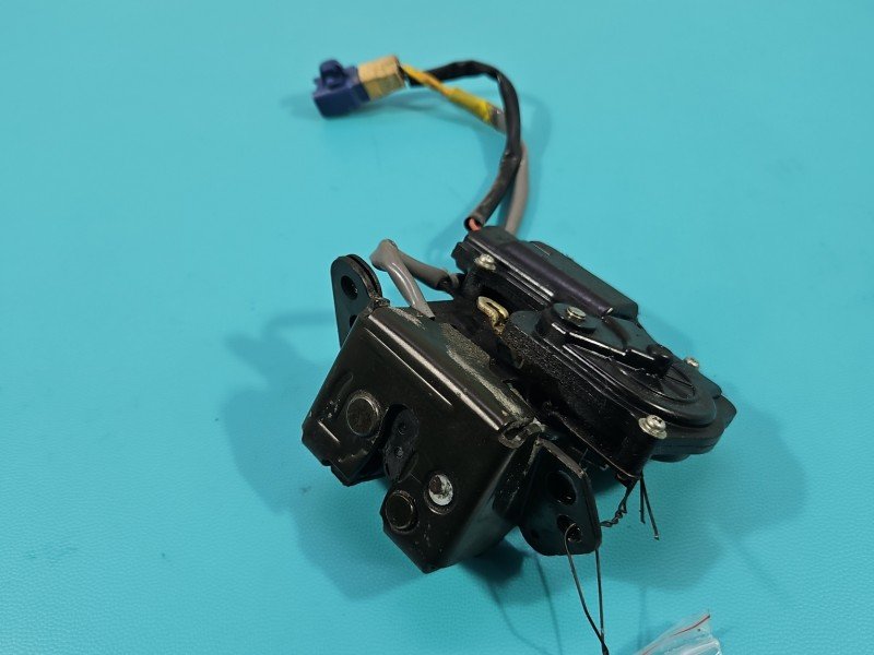 Zamek klapy tył Toyota Corolla Verso II HB Zamek klapy tył Toyota Corolla Verso II HB