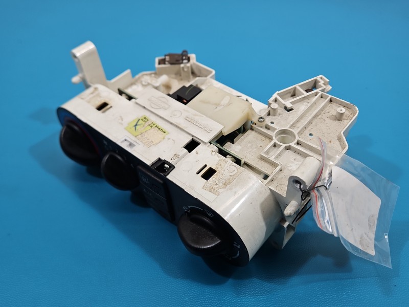 Konsola panel nawiewu Nissan Almera N16