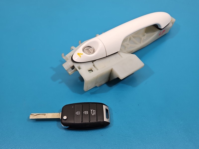 Klamka przód lewa zewnętrzna Kia Picanto III 17-