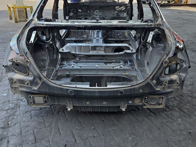 Pas tylny podłoga bagażnika Mercedes W205 wanna sedan ćwiartka