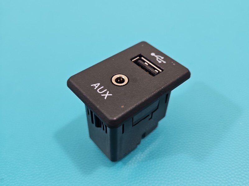 Gniazdo USB Nissan Qashqai II J11 13-21 20133233833