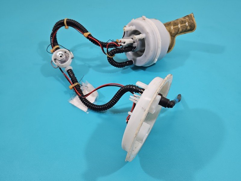 pompka Pompa paliwa Bmw f10 f11 2.0b Producent części: BMW, 4+2PIN pompka Pompa paliwa Bmw f10 f11 2.0b Producent części: BMW, 4+2PIN