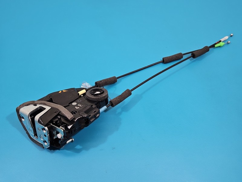 Zamek tył lewy LEXUS CT 10-22 Producent części: Lexus, 4pin