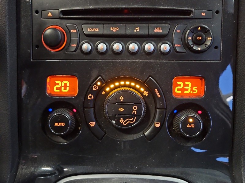 Konsola panel nawiewu Peugeot 5008 96738323XT