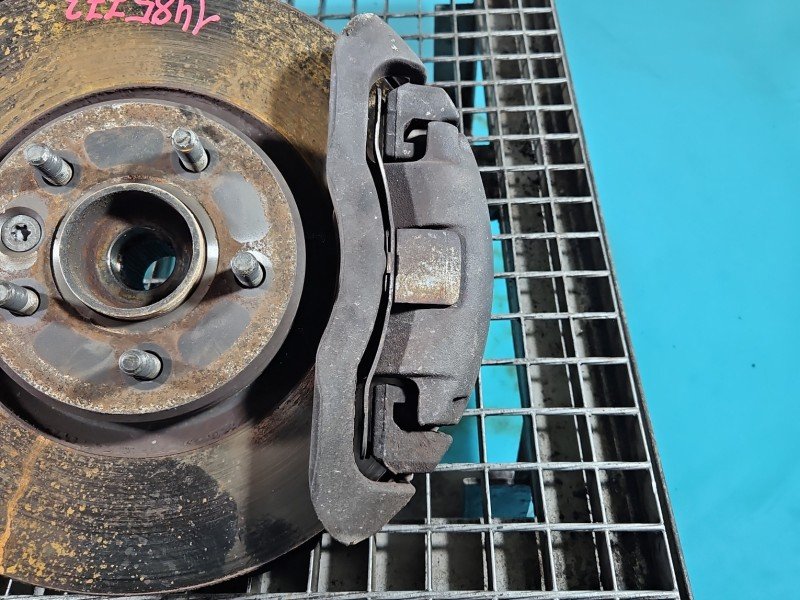 Zacisk przód prawy Volvo V40 II 12- 2.0 D4