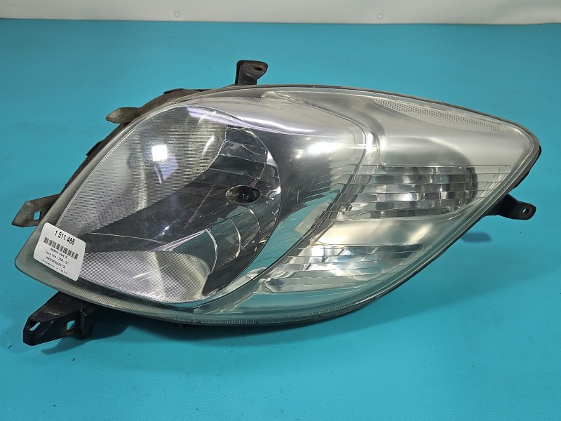 Reflektor prawy lampa przód Toyota Yaris II EUROPA
