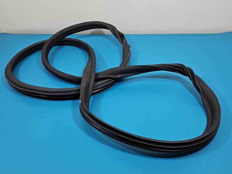 Uszczelka drzwi przód prawa Skoda Fabia III