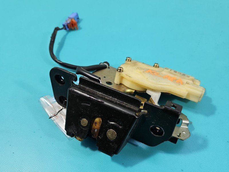 Zamek klapy tył Honda Jazz II HB Producent części: Honda, 2+2pin