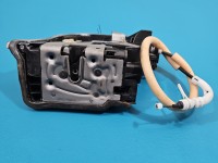 Zamek przód lewy 7477685 BMW G30 EUROPA Producent części: BMW, 4pin