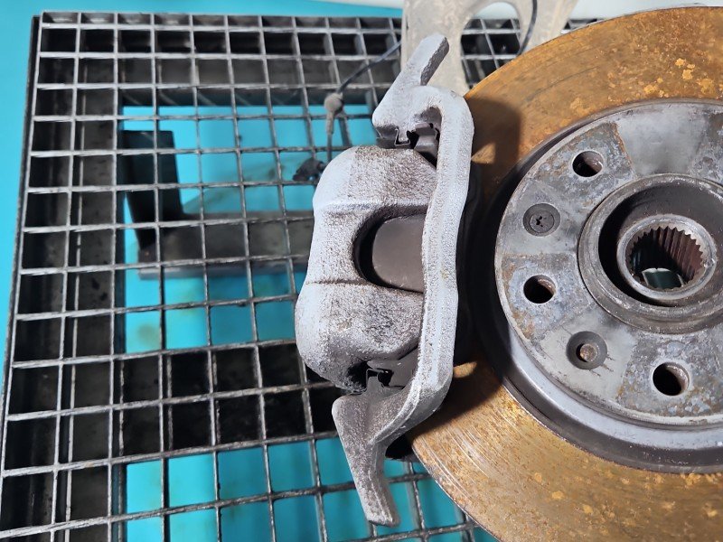 Zacisk przód lewy Peugeot 407 2.0 16V