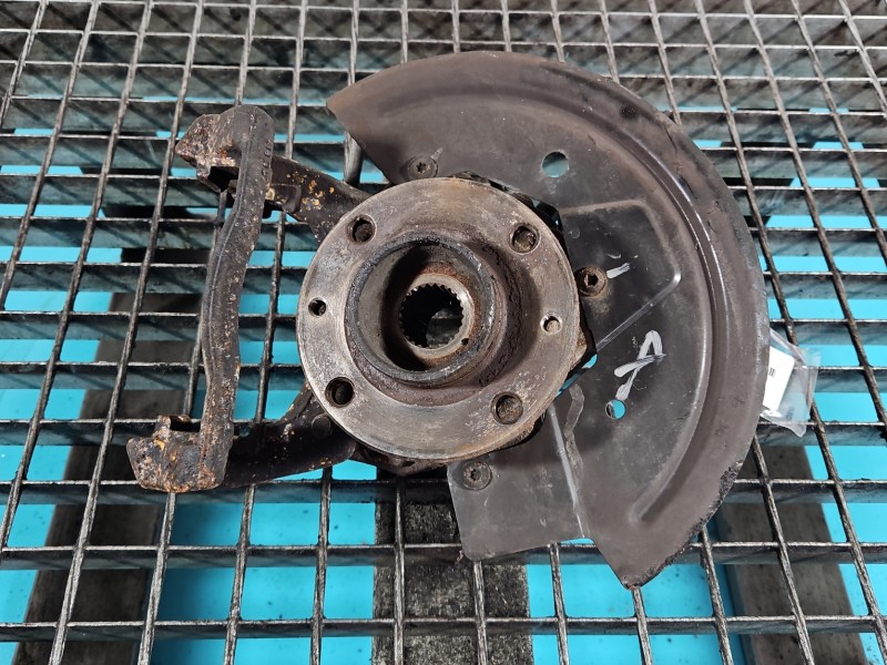 Zwrotnica lewa piasta przód 1.6 16V Dacia Dokker