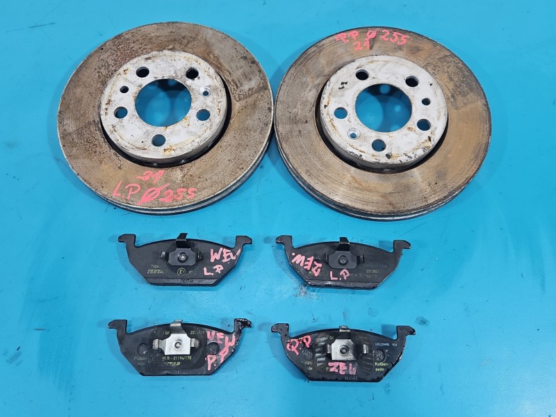 Tarcze hamulcowe przód klocki Seat Ibiza IV 6J 1.4 16V Producent części: Seat, kpl klocki 256 mm x 23 mm.