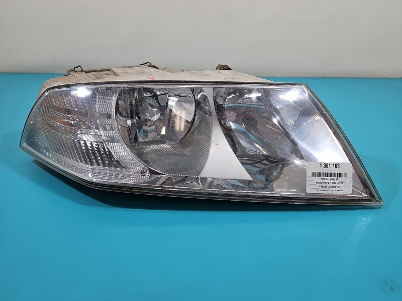 Reflektor prawy lampa przód Skoda Octavia II EUROPA