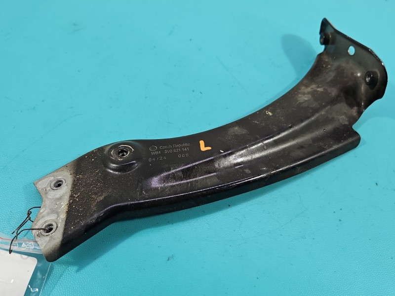 Mocowanie błotnika lewy uchwyt 3V0821141 Skoda Superb III