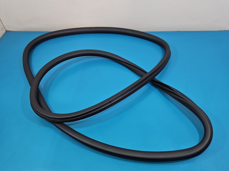 Uszczelka drzwi przód lewa Peugeot 3008 II