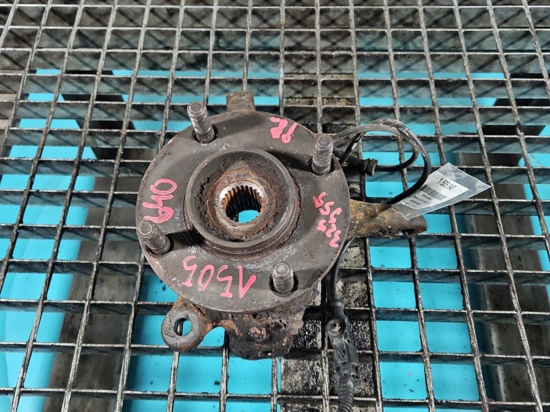 Zwrotnica lewa piasta przód 1.3 16V Mitsubishi Colt Z30 VI 04-