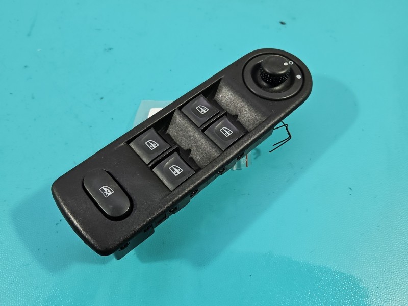 Przełącznik szyb Renault Captur I uszkodzone mocowanie EU 254113300R