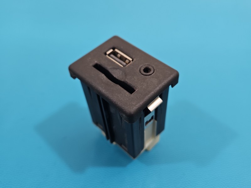 Gniazdo USB Opel Zafira C 20868796