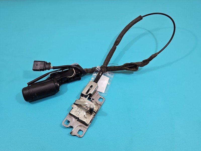 Zamek klapy tył 4E0827383C Audi A8 D3 sedan Zamek klapy tył 4E0827383C Audi A8 D3 sedan