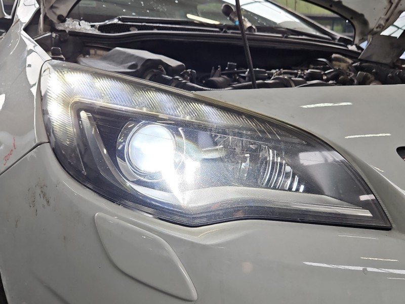 Reflektor prawy lampa przód Opel Astra IV J EUROPA 13253651