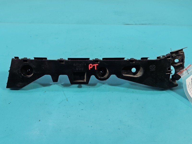 Ślizg zderzaka tył prawy Mazda 3 III BM 13-18 BJS7502H1 Ślizg zderzaka tył prawy Mazda 3 III BM 13-18 BJS7502H1