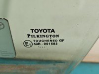Szyba drzwi przód lewa Toyota Yaris III HB