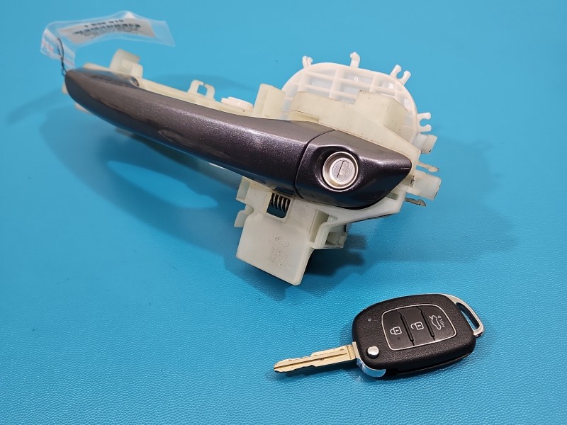 Klamka przód lewa zewnętrzna Hyundai Elantra VI 15-20 92600-03100