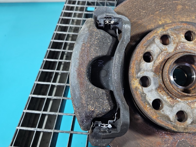 Zacisk przód lewy Skoda Octavia IV 2.0 TDI