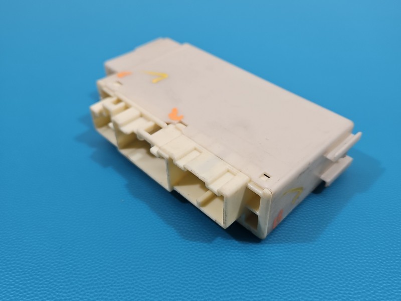 Sterownik moduł Producent części: Lexus, Europejska, uszkodzona obudowa LEXUS CT 10-22 7281-8792, 82641-75080