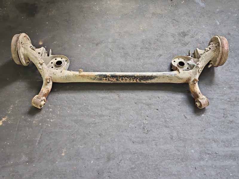 Tylna belka oś tył Toyota Yaris II 1.0 vvti