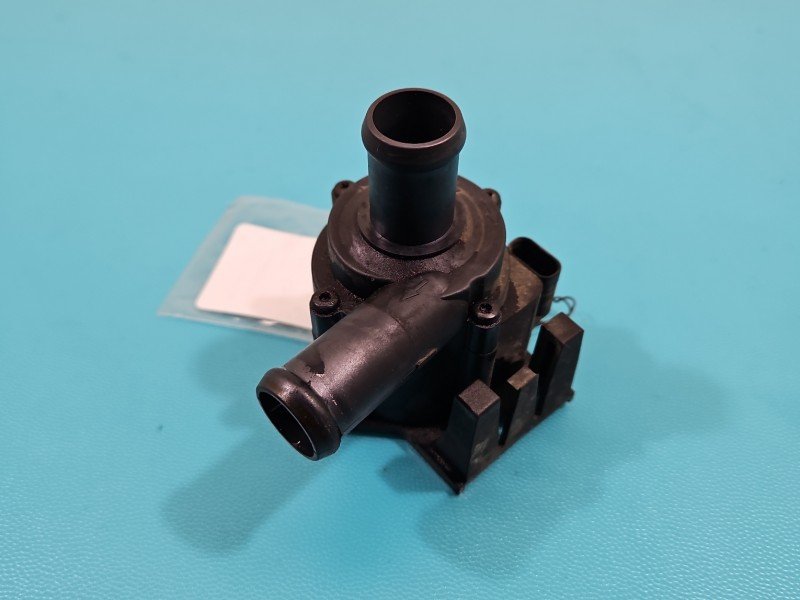 Pompka obiegu wody pompa AUDI Q5 08- 2.0 tdi (CGL) 8K0965561A Pompka obiegu wody pompa AUDI Q5 08- 2.0 tdi (CGL) 8K0965561A