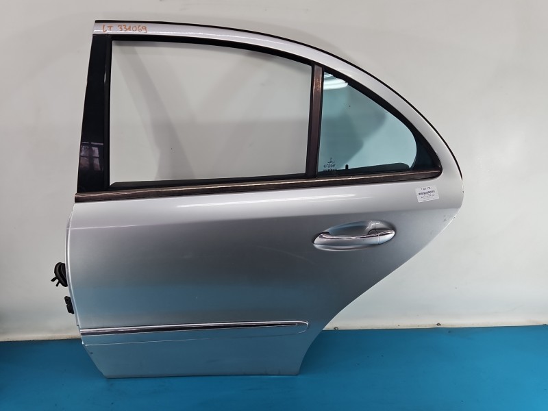 Drzwi tył lewe Mercedes W211 sedan 4d srebrny 744