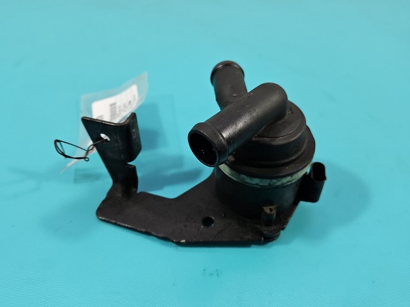 Pompka obiegu wody pompa AUDI A4 B8 2.0 tdi Cag 03L965561A