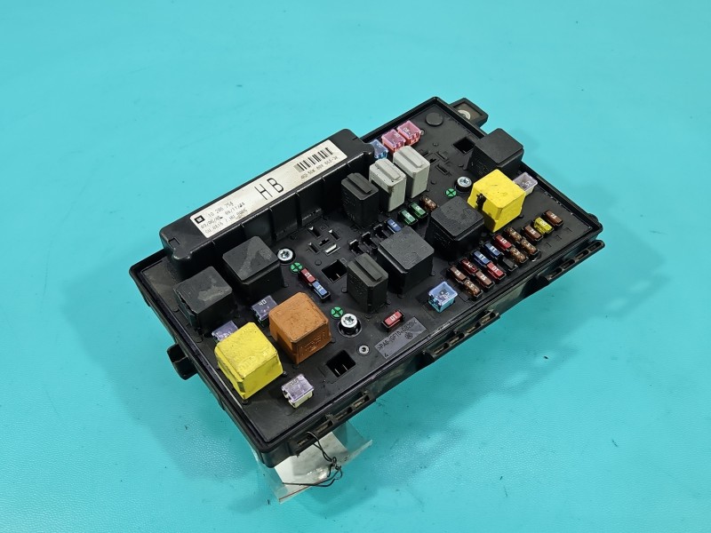 Skrzynka bezpieczników Opel Astra III H 13206754