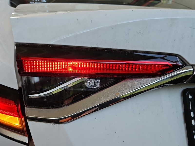 Lampa tył lewa klapy Toyota Corolla E21 19- sedan EUROPA 81590-02C21-00