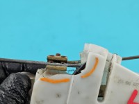 Zamek przód lewy 6N1837015C Vw Polo III 6N EUROPA Volkswagen, Wycięta plastikowa obudowa pod linkę centralnego zamka