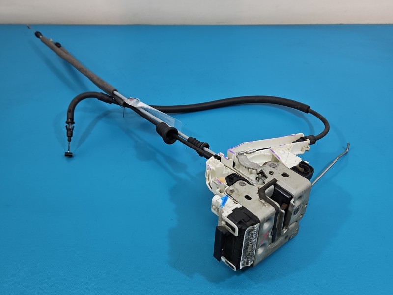 Zamek przód lewy 68164357AA Jeep Cherokee KL EUROPA Producent części: JEEP, 4 piny. Brak oslony